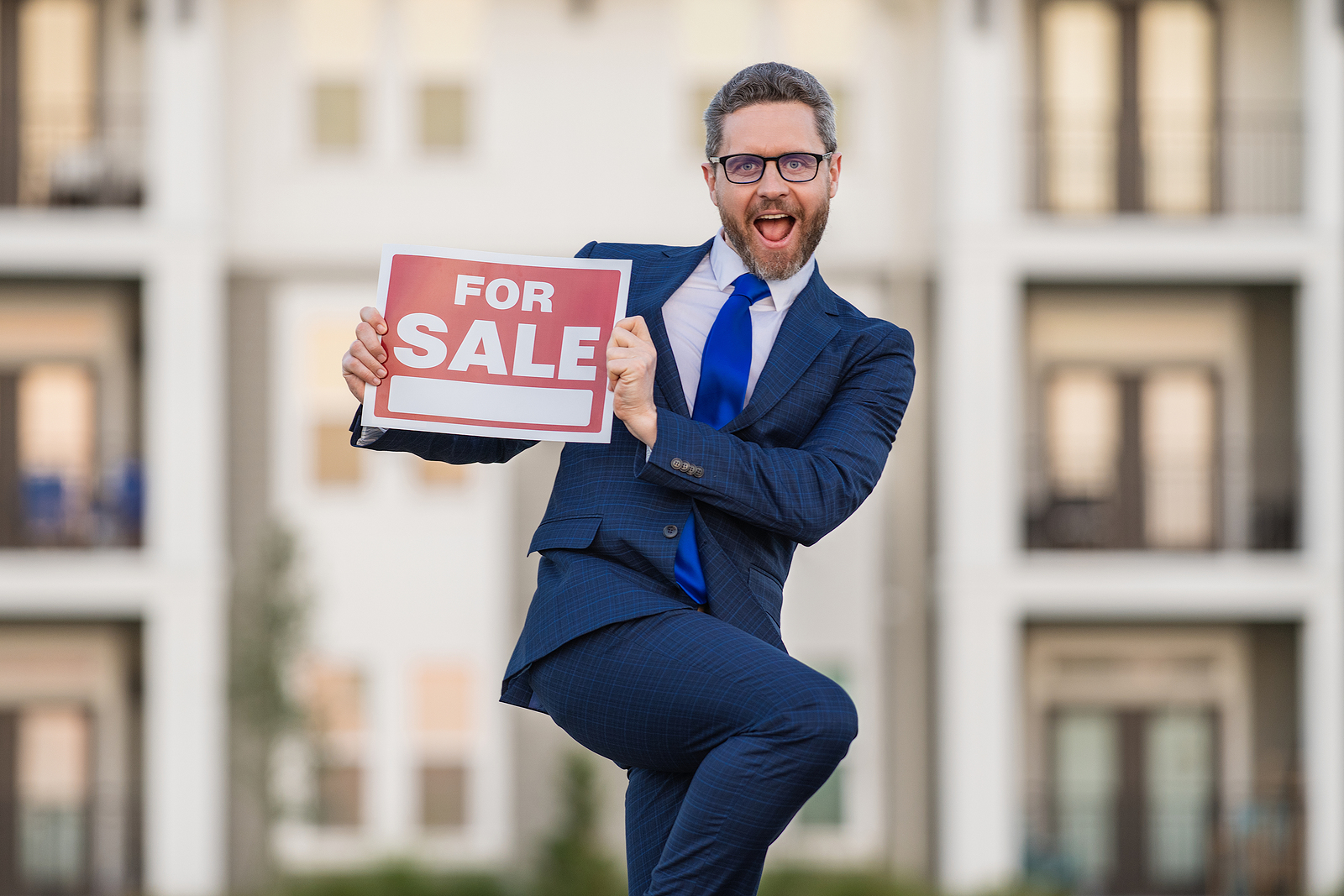 How to Stand Out in the Summer Real Estate Market as a Real Estate Agent